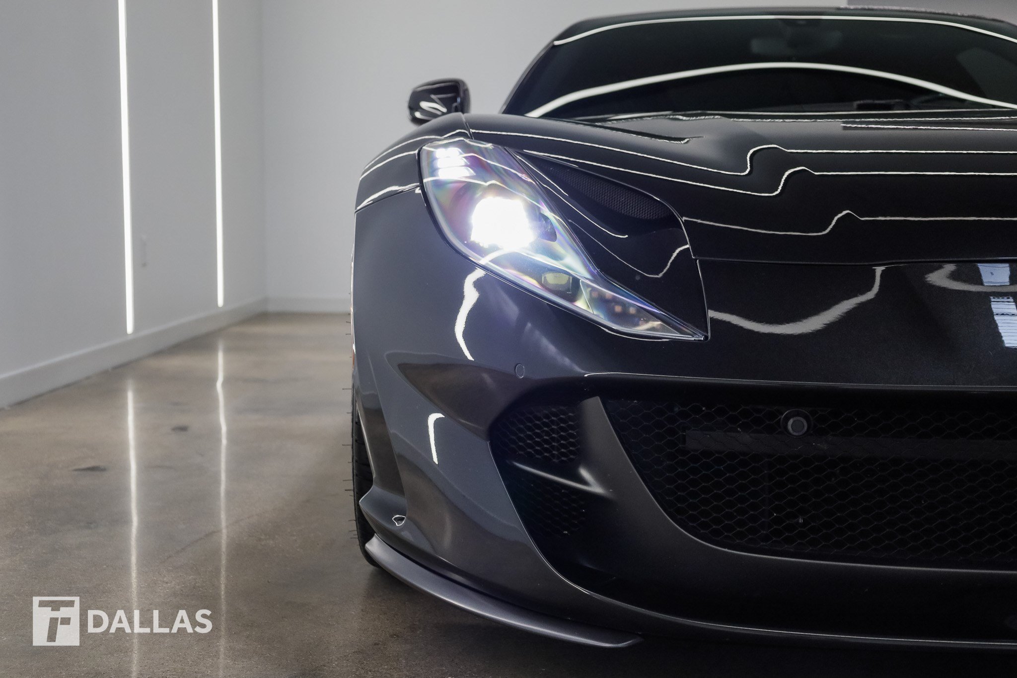 Used 2018 Ferrari 812 Superfast RWD image 4