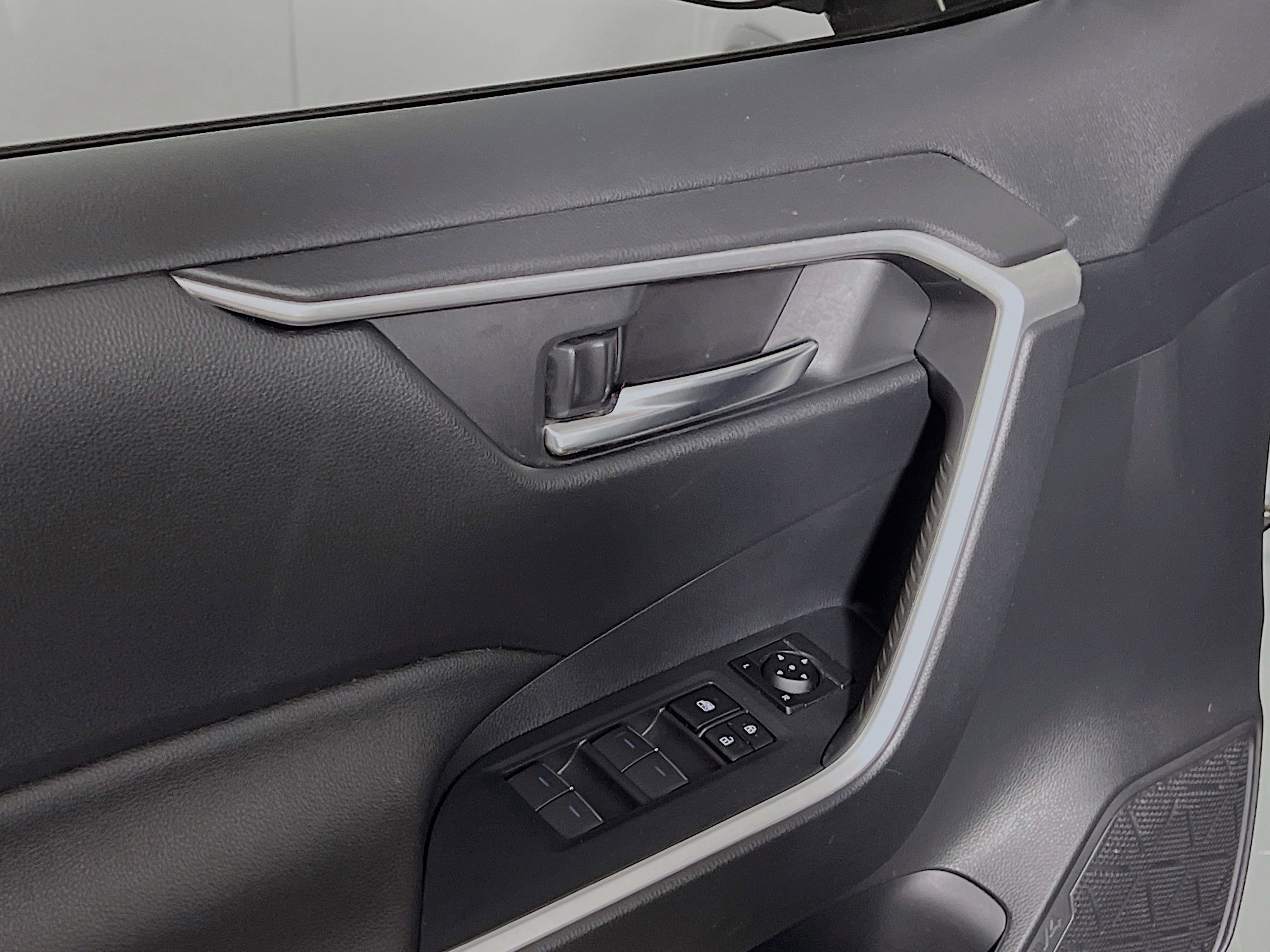 Used 2022 Toyota RAV4 XLE Premium image 17