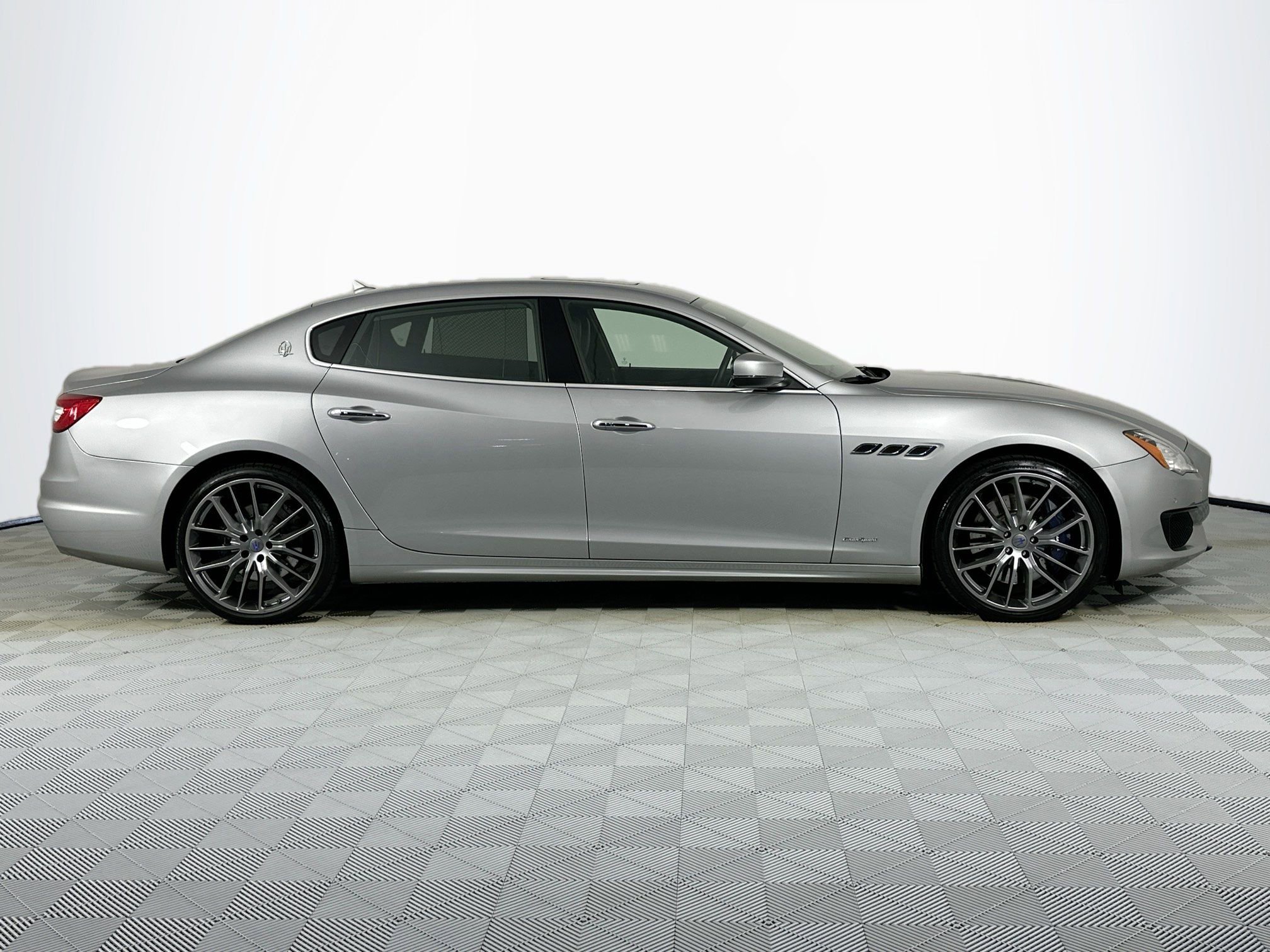 Used 2017 Maserati Quattroporte GTS GranSport image 4