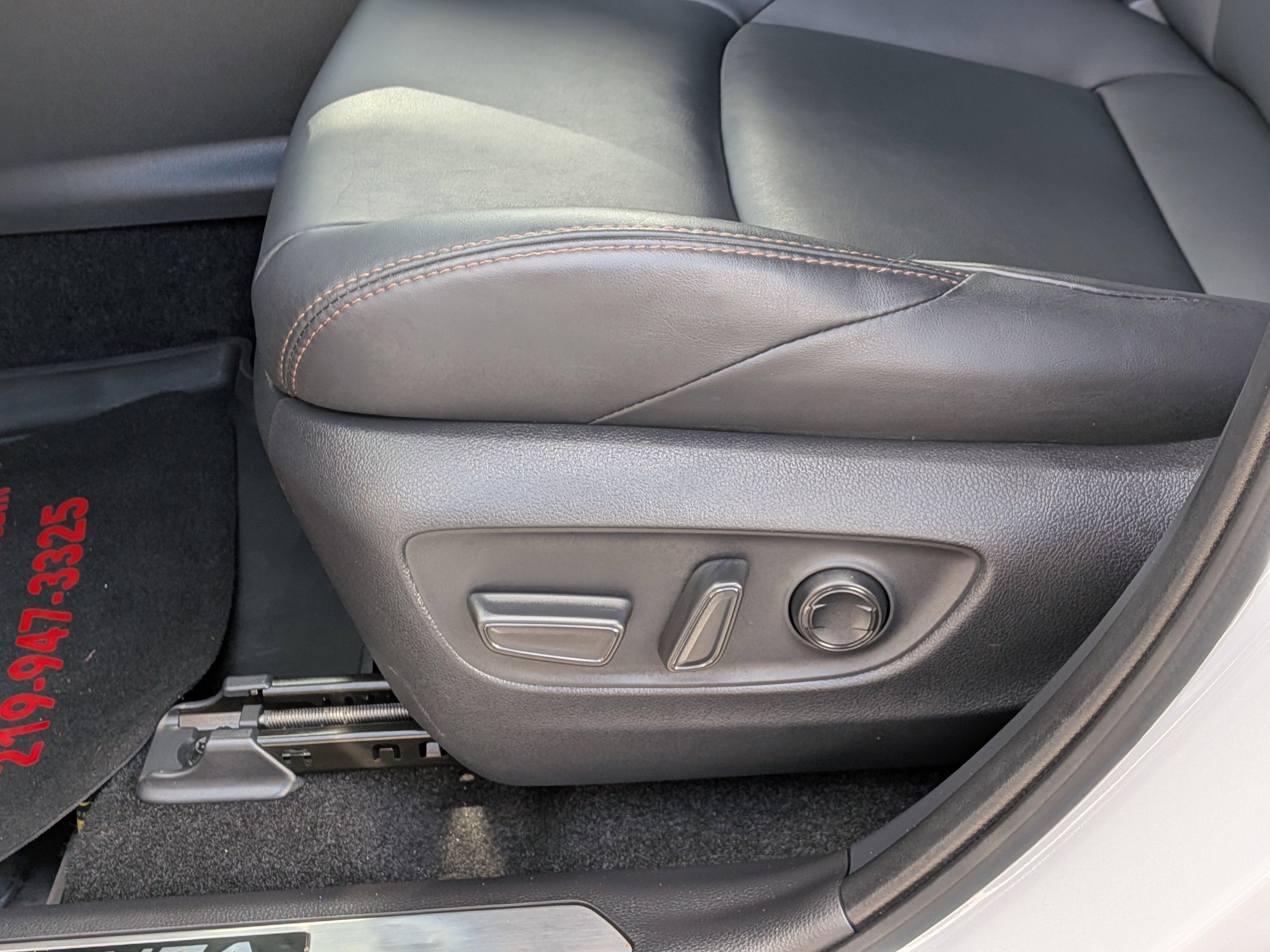 Used 2024 Toyota Venza XLE image 15