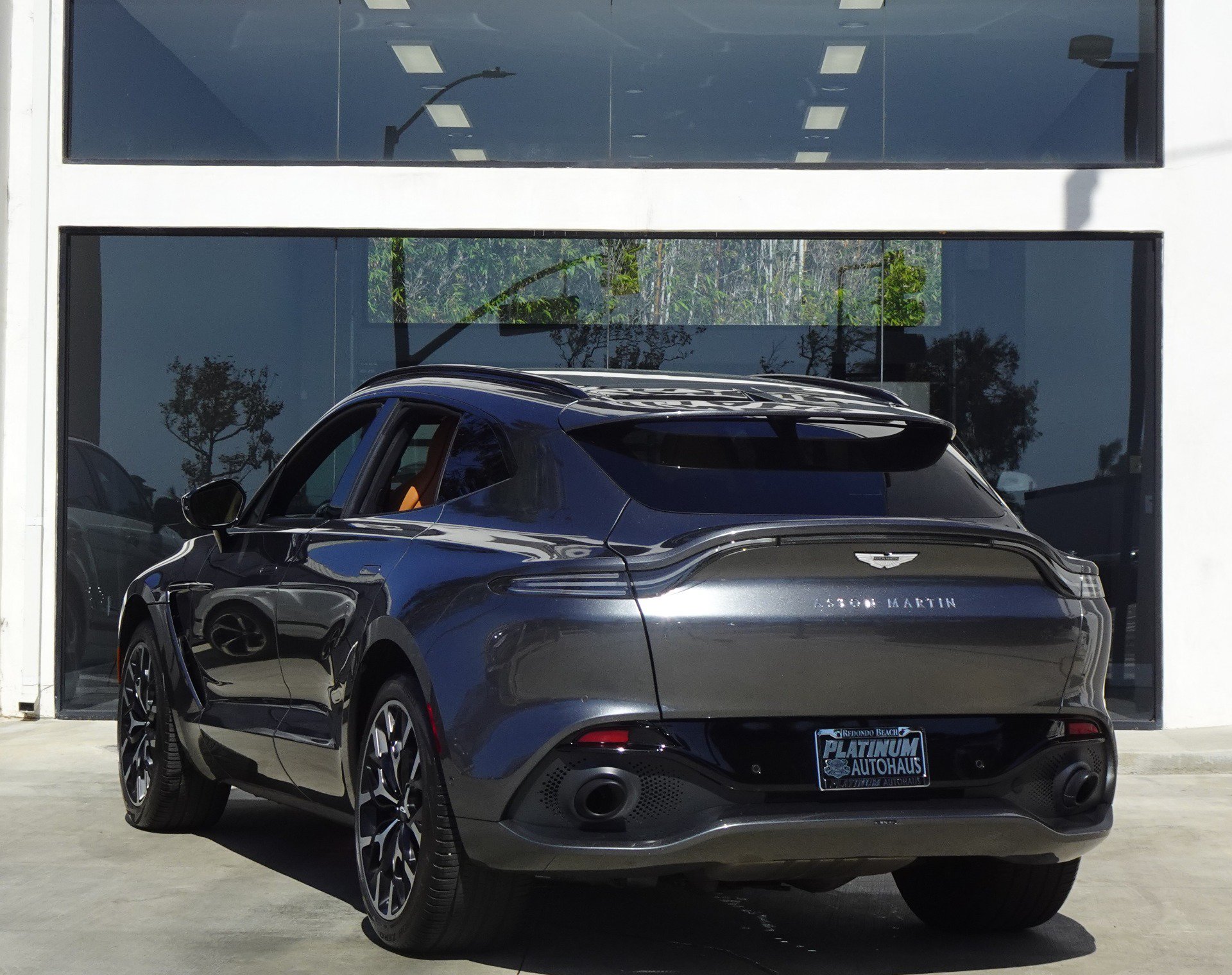 Used 2022 Aston Martin DBX AWD/4WD image 4