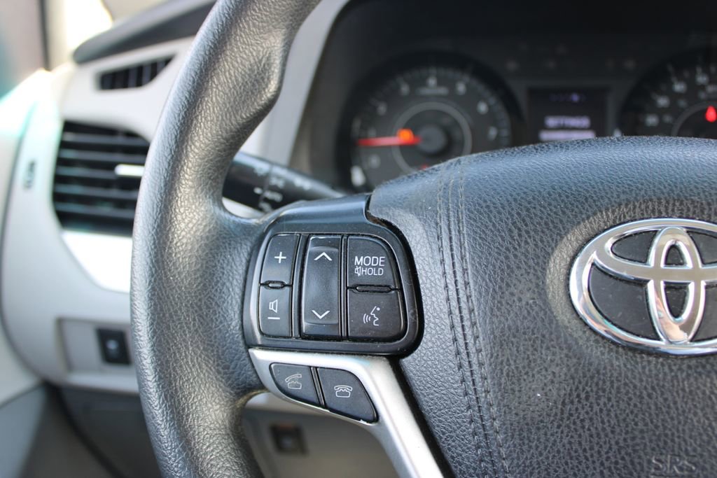 Used 2015 Toyota Sienna LE image 32