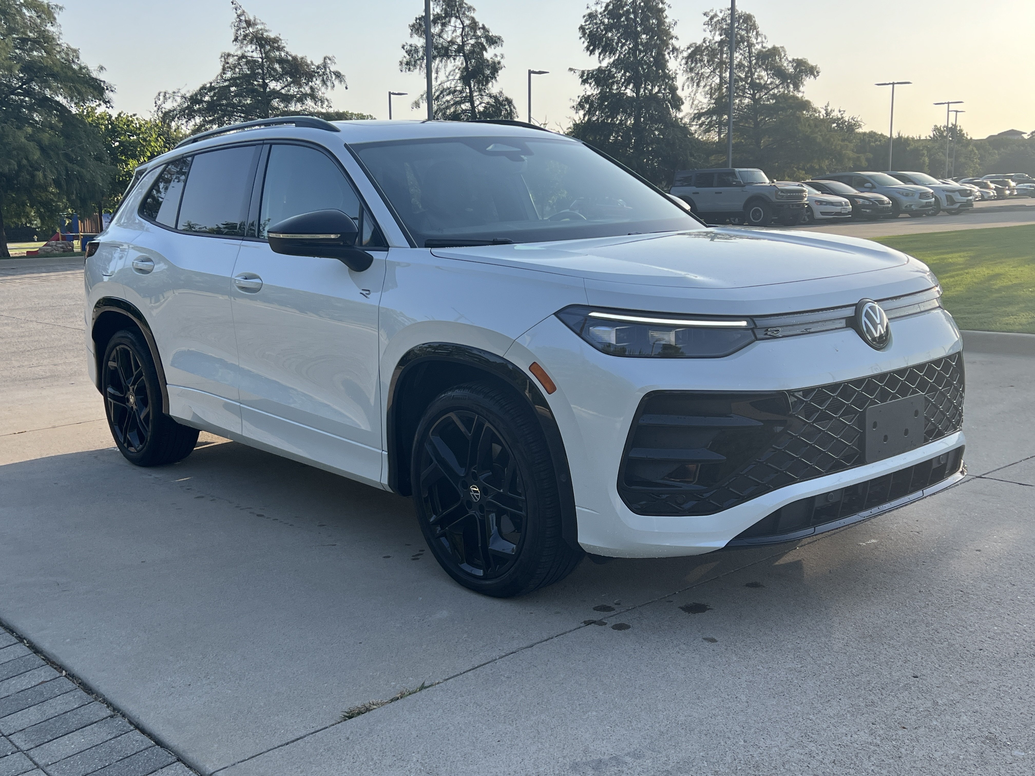 Certified 2025 Volkswagen Tiguan SE R-Line FWD image 2