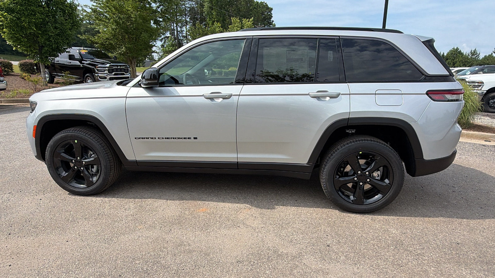 New 2026 Jeep Grand Cherokee Limited w/ Limited Altitude Package AWD/4WD image 11