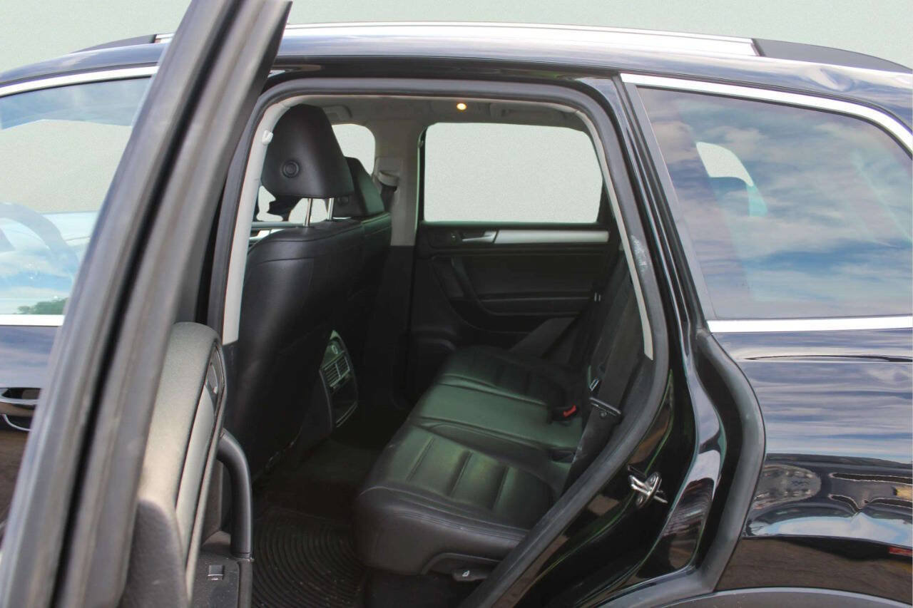 Used 2013 Volkswagen Touareg Executive AWD/4WD image 7