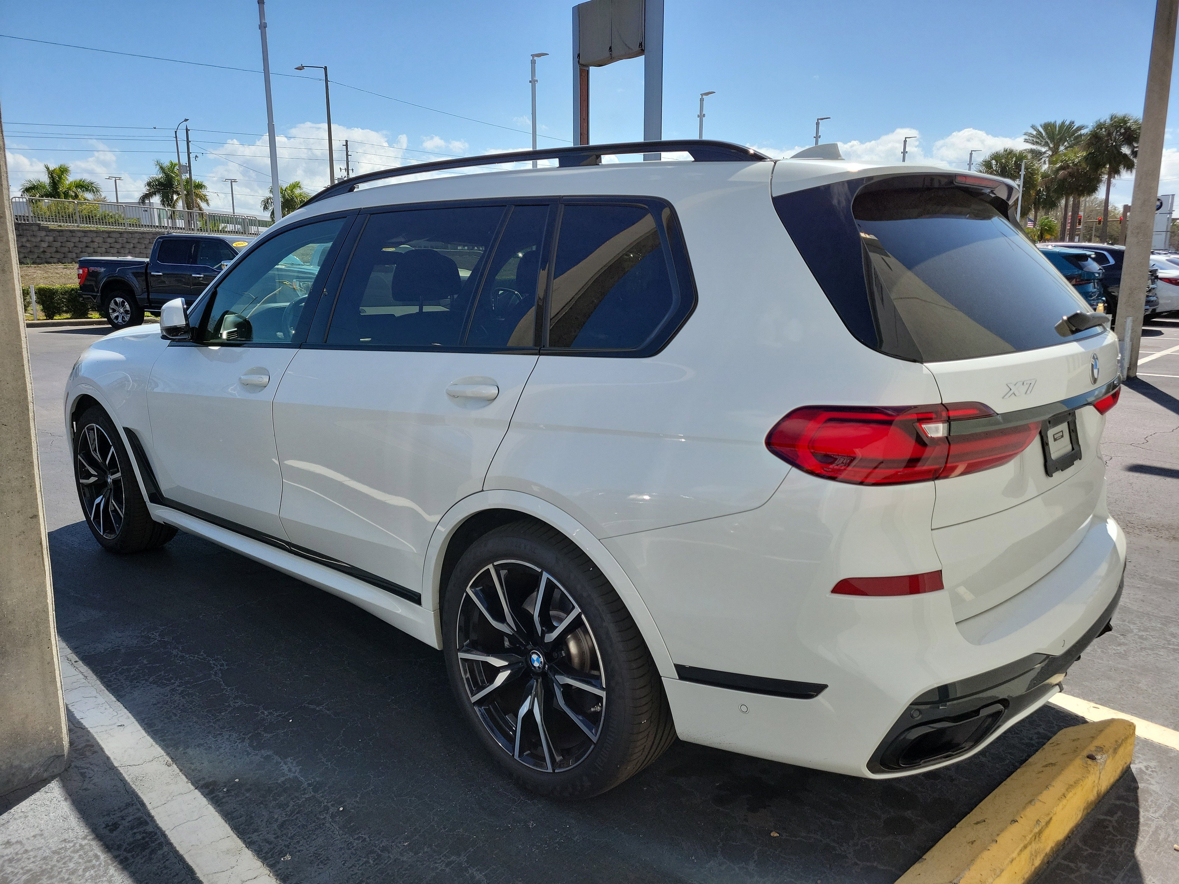 Used 2022 BMW X7 xDrive40i w/ M Sport Package image 4