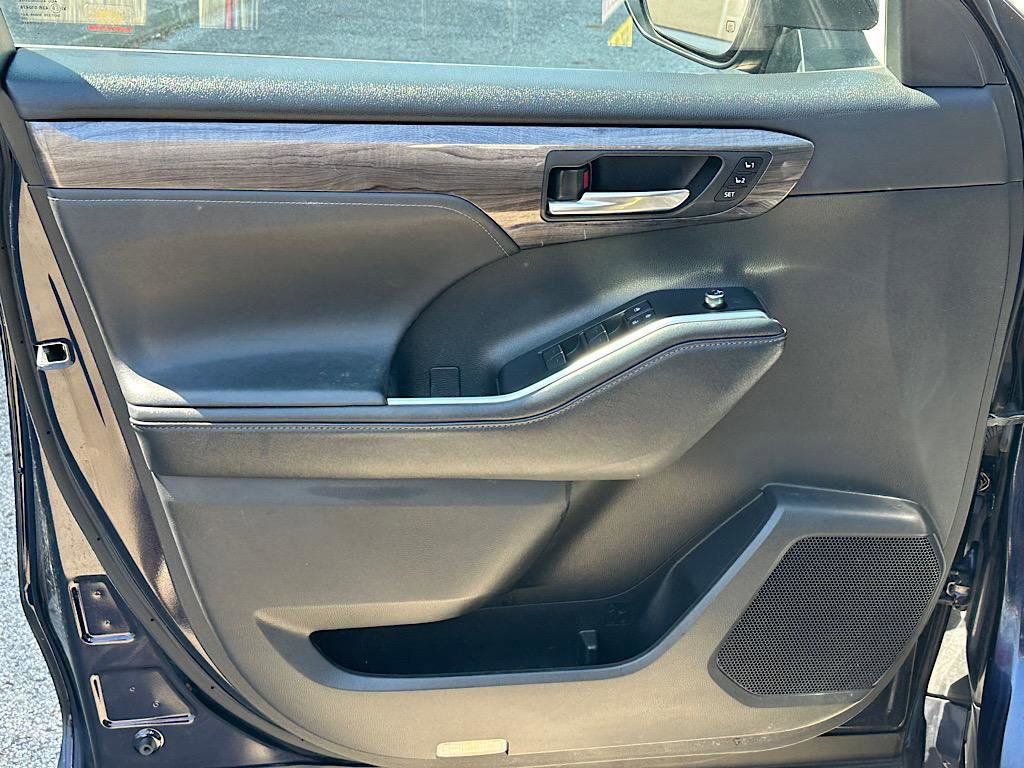 Used 2020 Toyota Highlander Limited AWD/4WD image 15