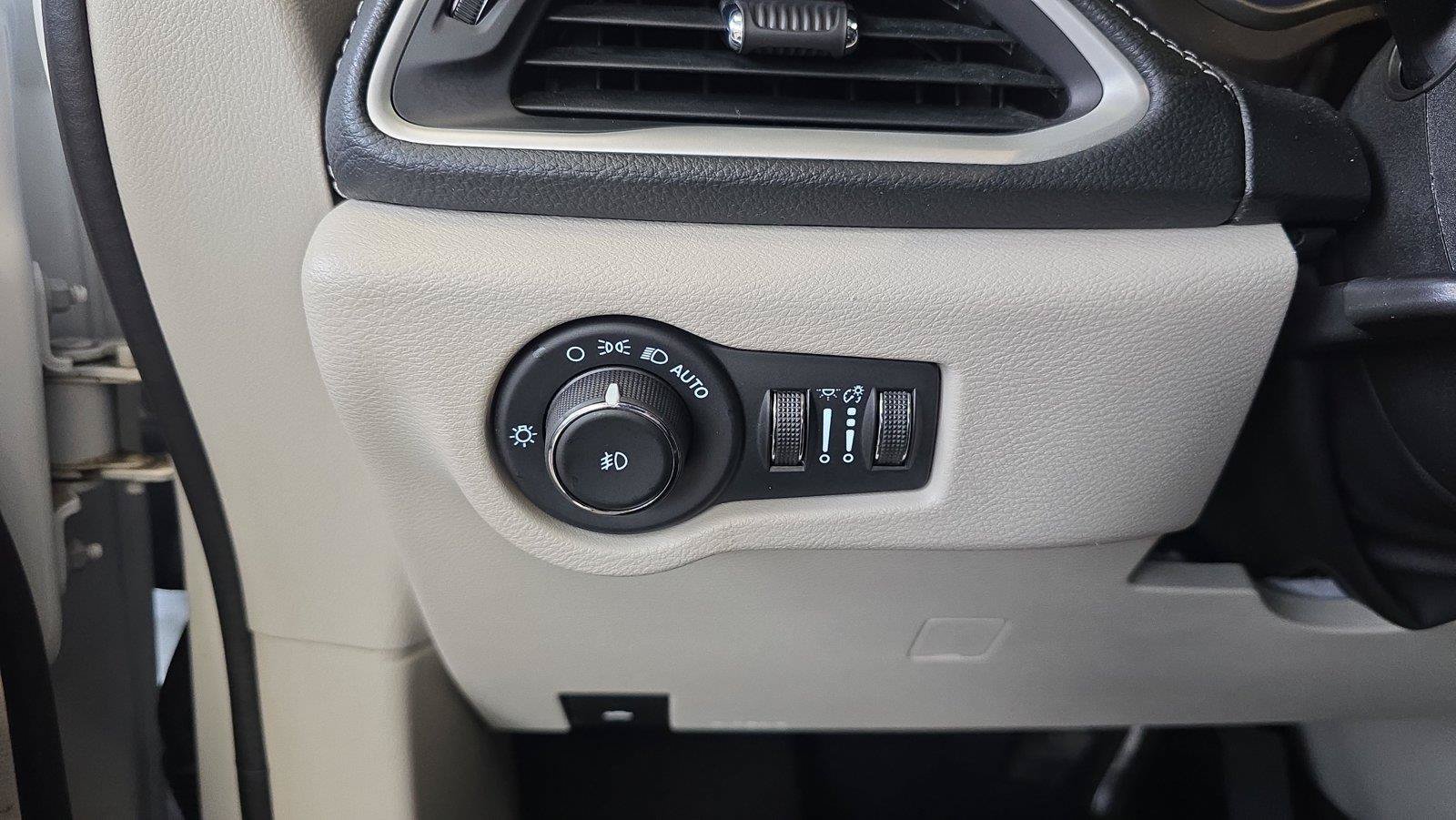 Used 2023 Chrysler Pacifica Touring-L FWD image 26