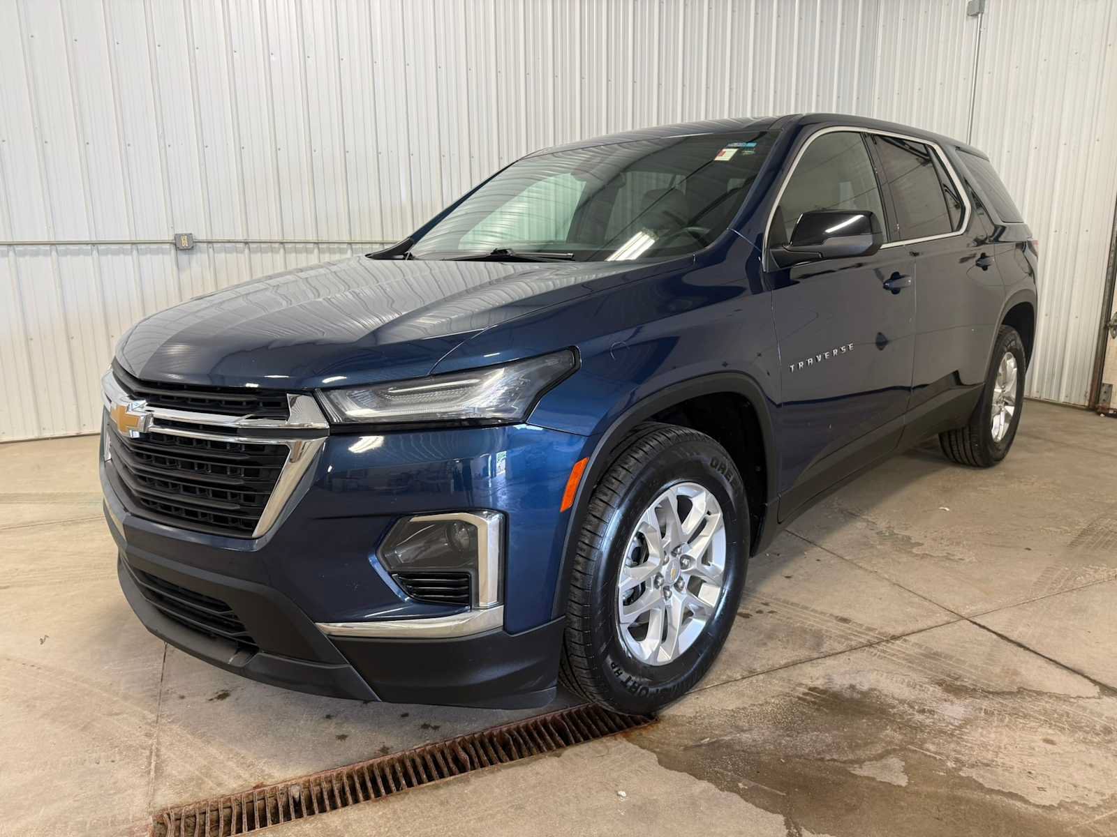 Used 2022 Chevrolet Traverse LS FWD image 6