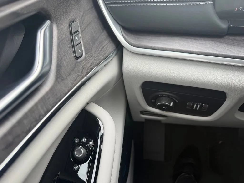 Used 2022 Jeep Grand Cherokee Overland AWD/4WD image 26