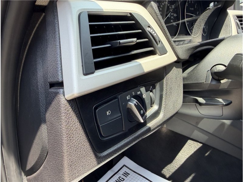 Used 2018 BMW 320i Sedan RWD image 33