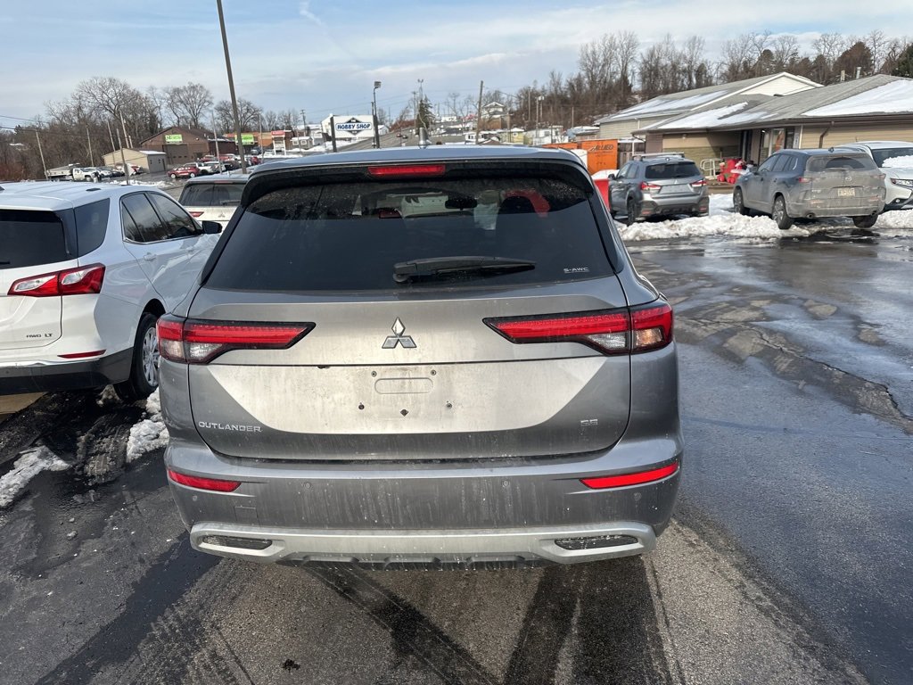 Used 2022 Mitsubishi Outlander SE image 4