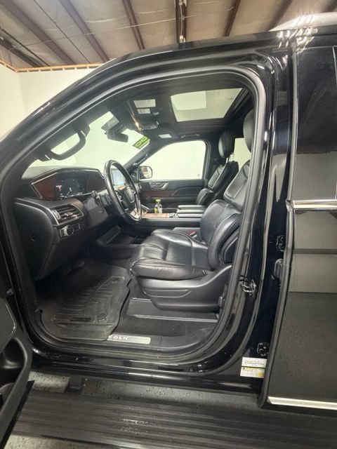 Used 2018 Lincoln Navigator L Select AWD/4WD image 17