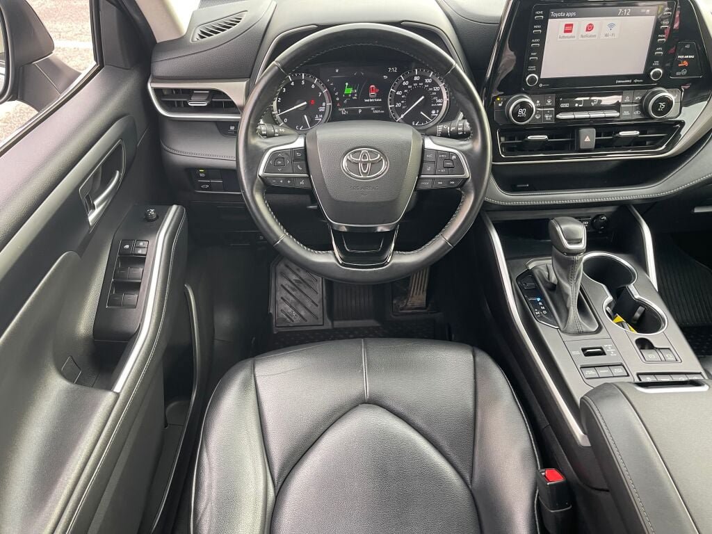 Used 2021 Toyota Highlander XLE AWD/4WD image 2