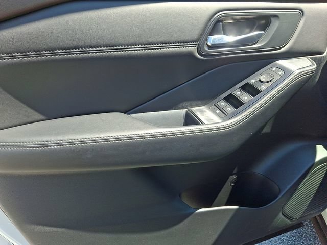 Used 2023 Nissan Rogue SV w/ SV Premium B Package AWD/4WD image 14