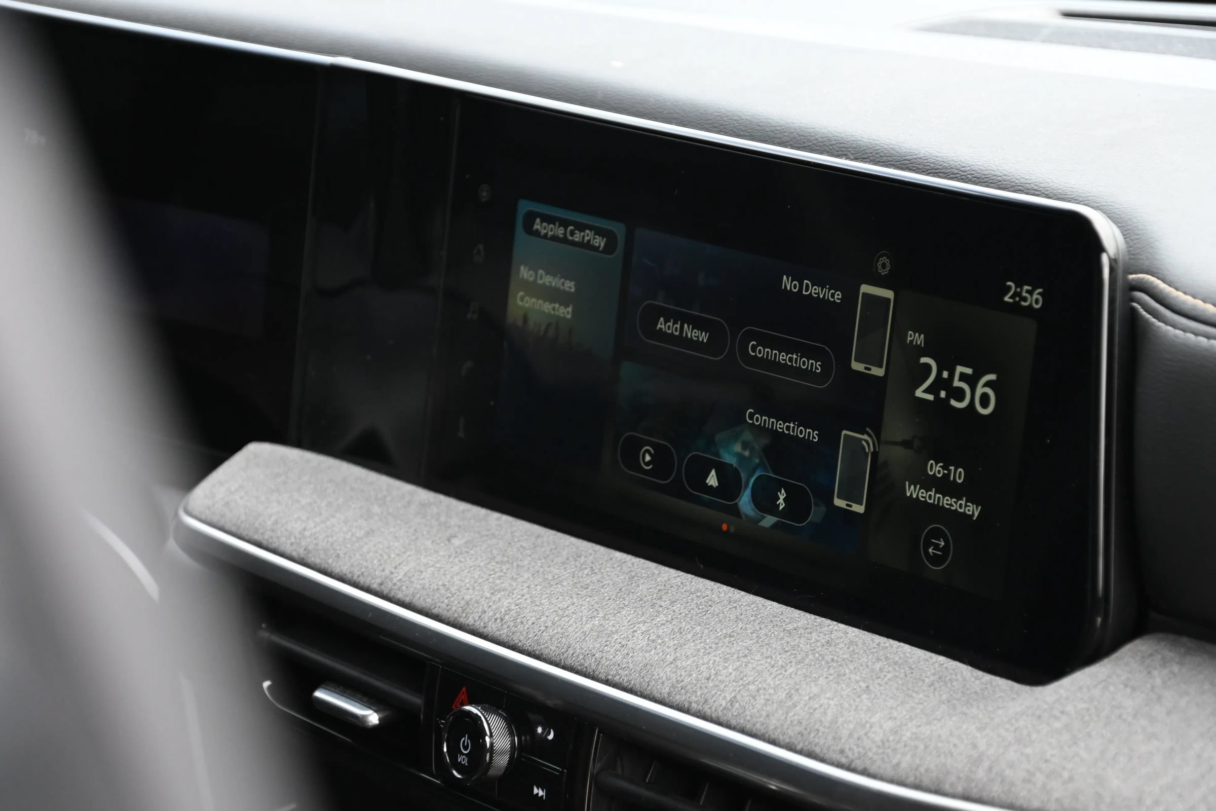 Used 2025 Nissan Kicks SV FWD image 11