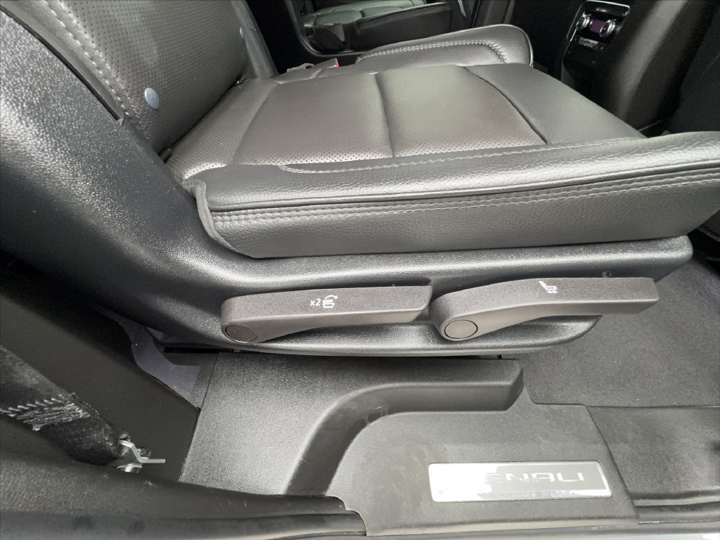 Used 2025 GMC Yukon Denali AWD/4WD image 32