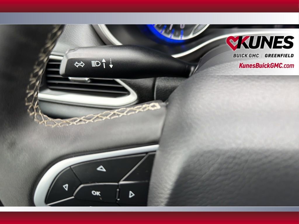 Used 2025 Chrysler Pacifica Select image 26