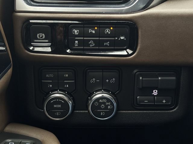 Certified 2025 GMC Yukon Denali Ultimate w/ LPO, Floor Liner Package AWD/4WD image 18