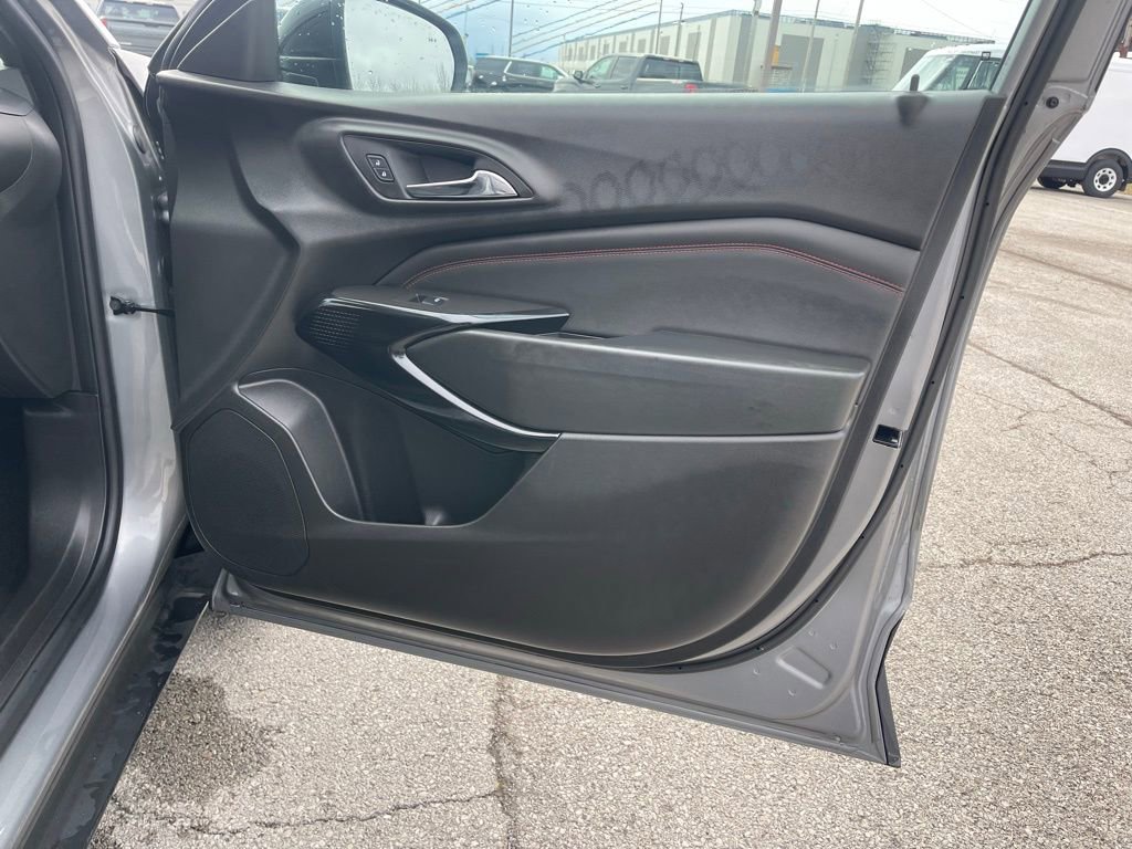 Used 2025 Chevrolet Trax RS w/ Sunroof Package image 24