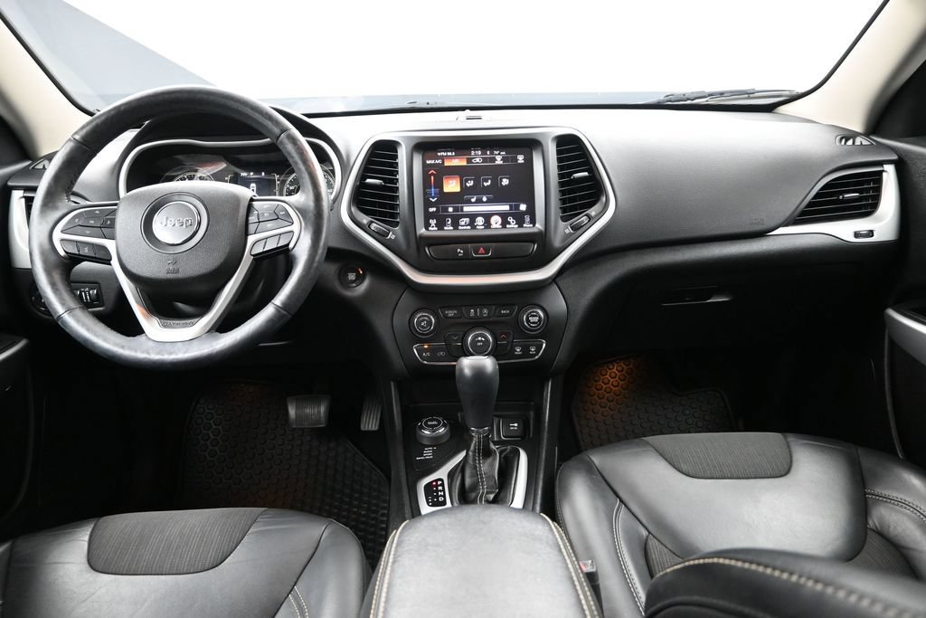 Used 2018 Jeep Cherokee Latitude Plus w/ Cold Weather Group AWD/4WD image 29