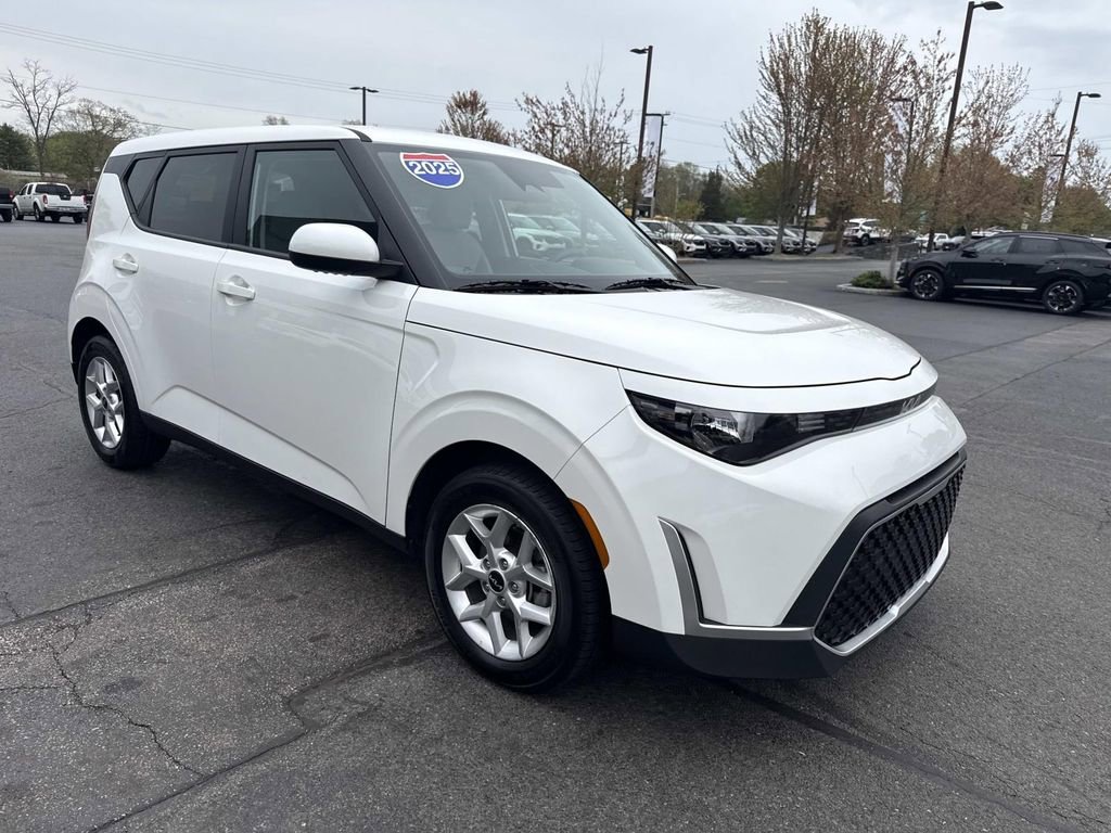 Used 2025 Kia Soul LX w/ LX Technology Package FWD image 9