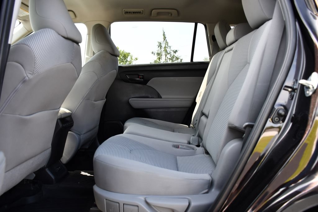 Used 2021 Toyota Highlander LE FWD image 20