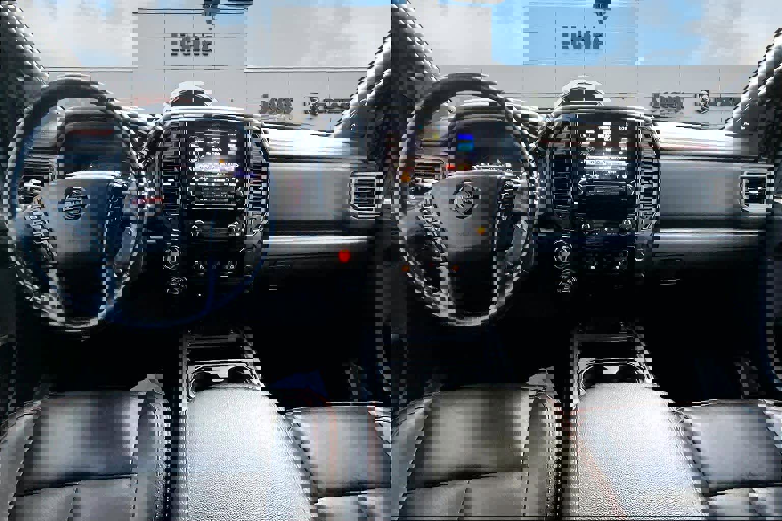 Used 2021 Nissan Titan PRO-4X w/ Pro-4x Convenience Package image 10