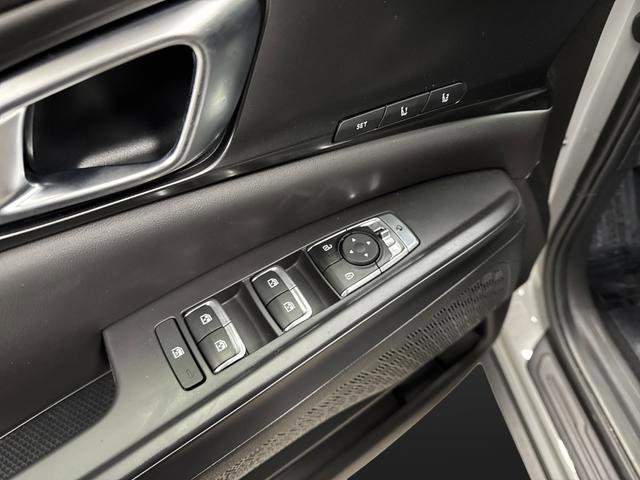 Used 2025 Kia Carnival SX w/ SX Dark Edition Package image 28