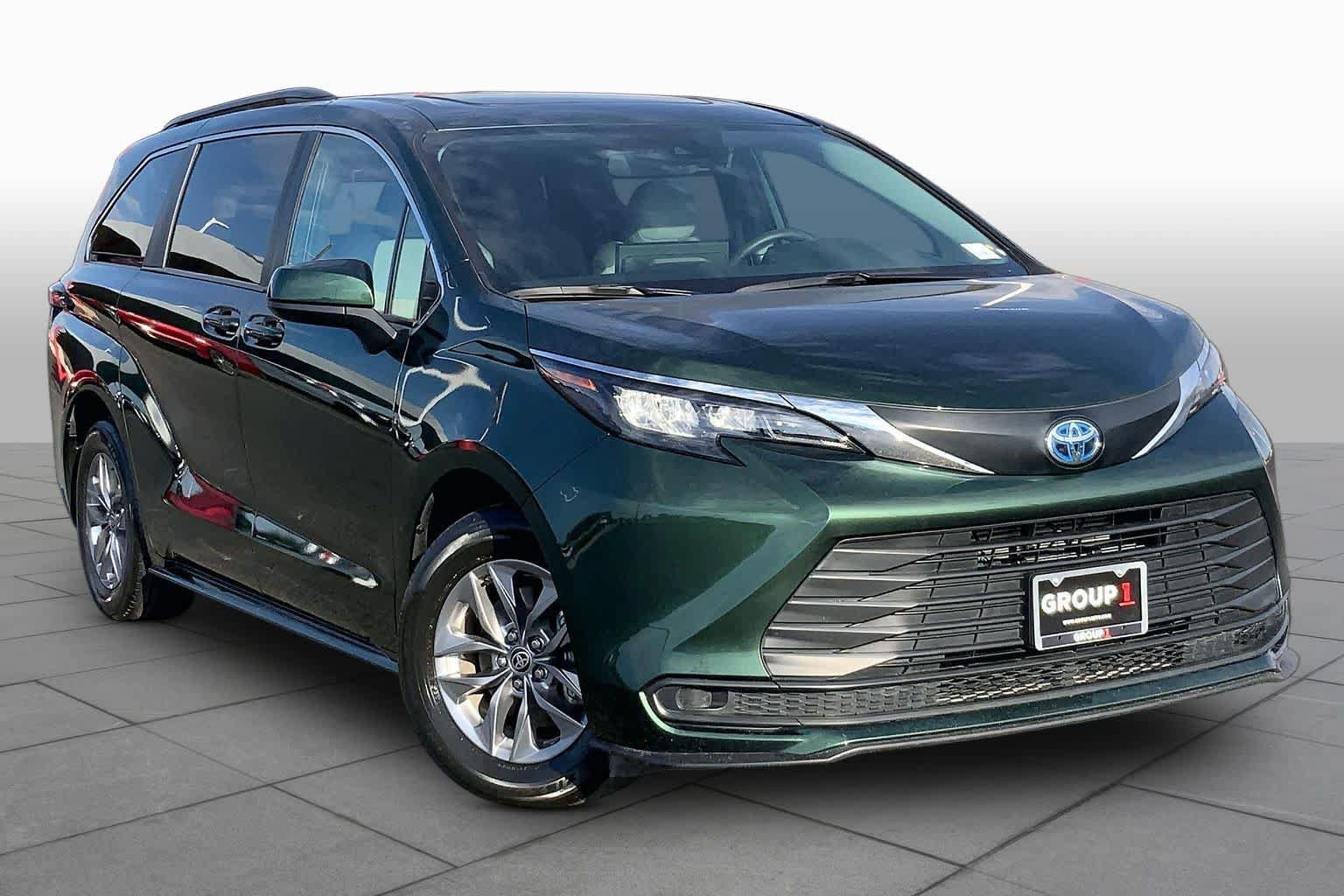 Used 2025 Toyota Sienna LE w/ LE Plus Package FWD image 3