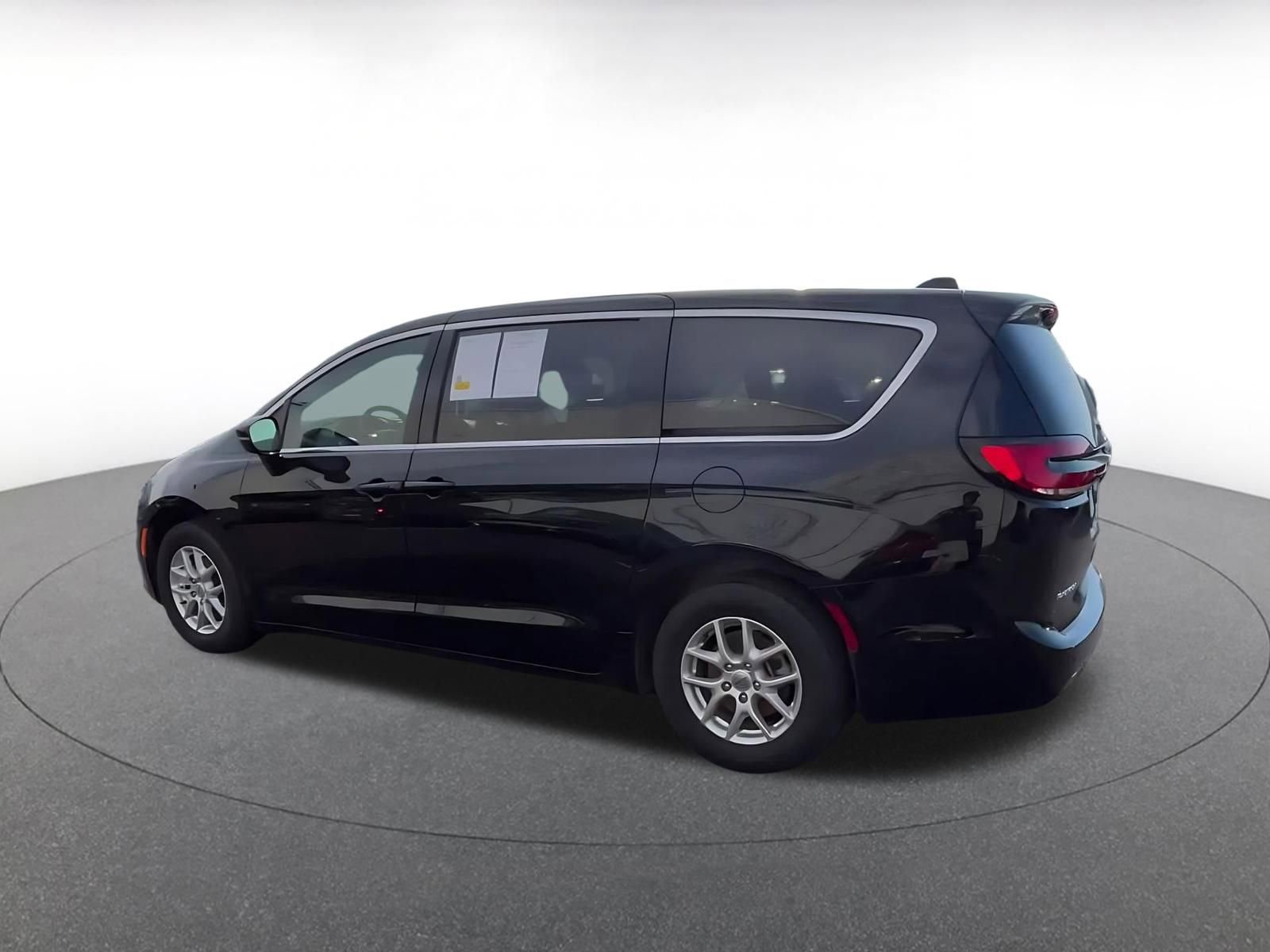 Used 2025 Chrysler Pacifica Select image 10