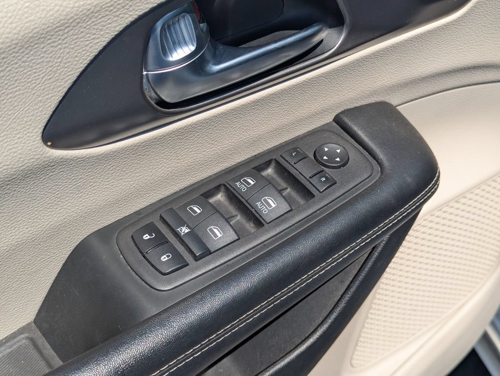 Used 2023 Chrysler Pacifica Touring-L FWD image 27