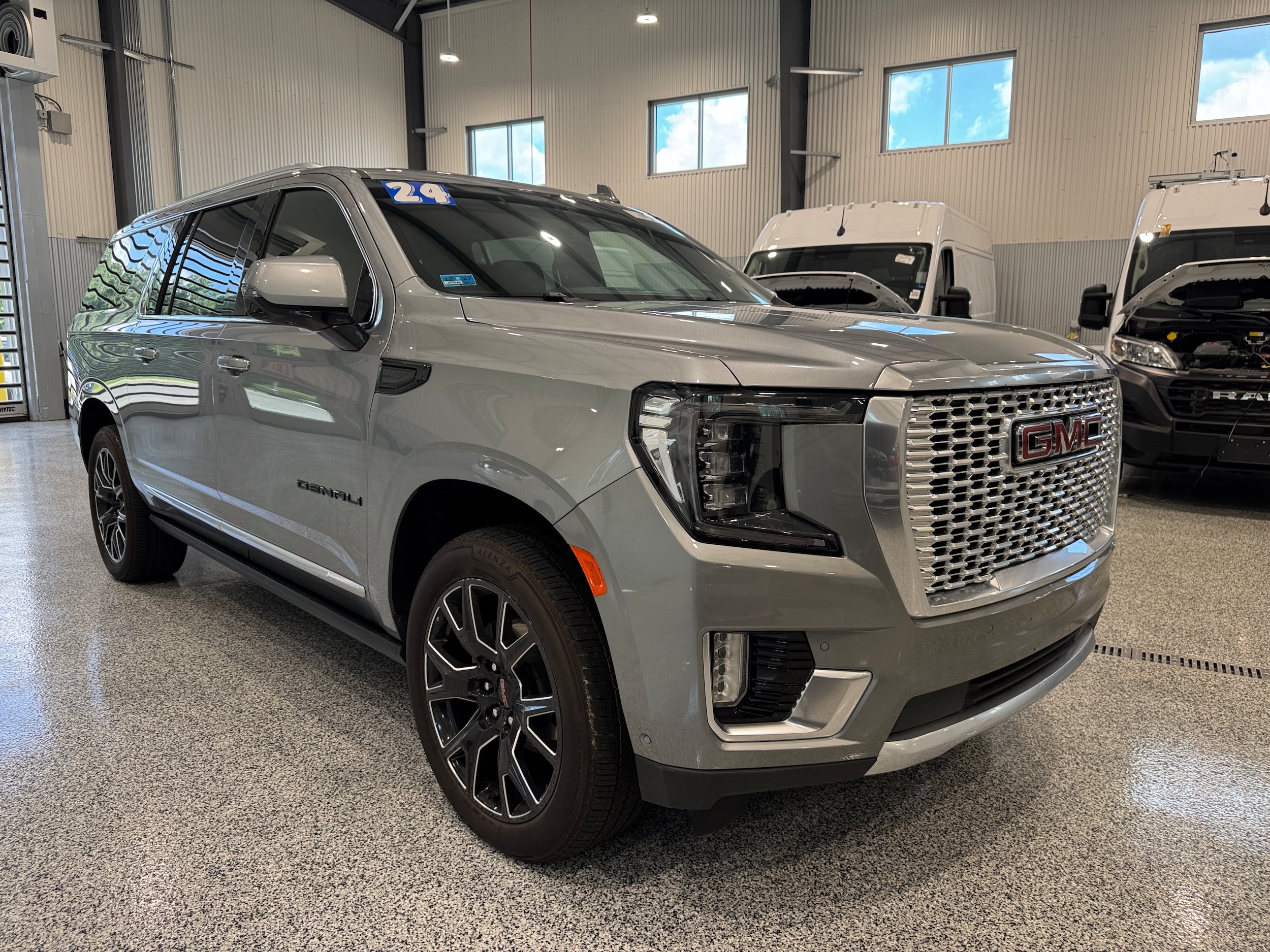 Used 2024 GMC Yukon XL Denali w/ Advanced Technology Package AWD/4WD image 4