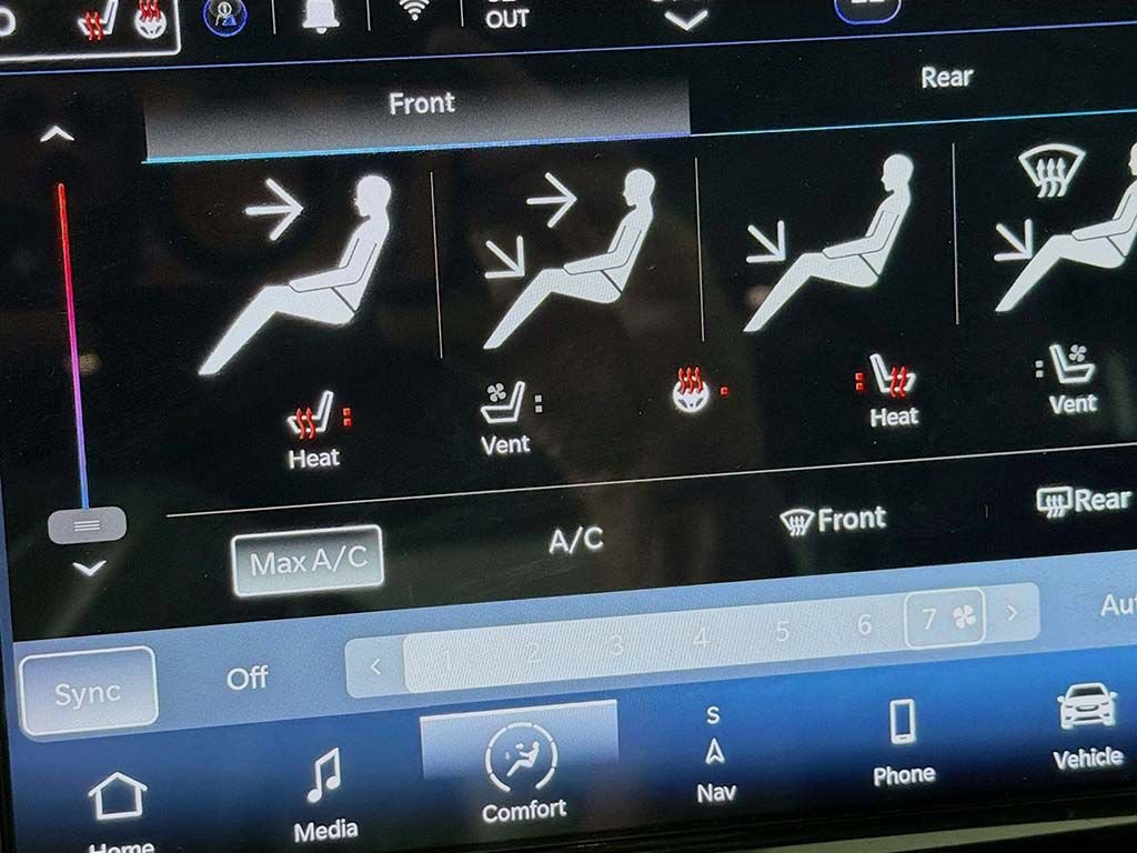 Used 2023 Chrysler Pacifica Limited w/ Uconnect Theater Family Group FWD image 42