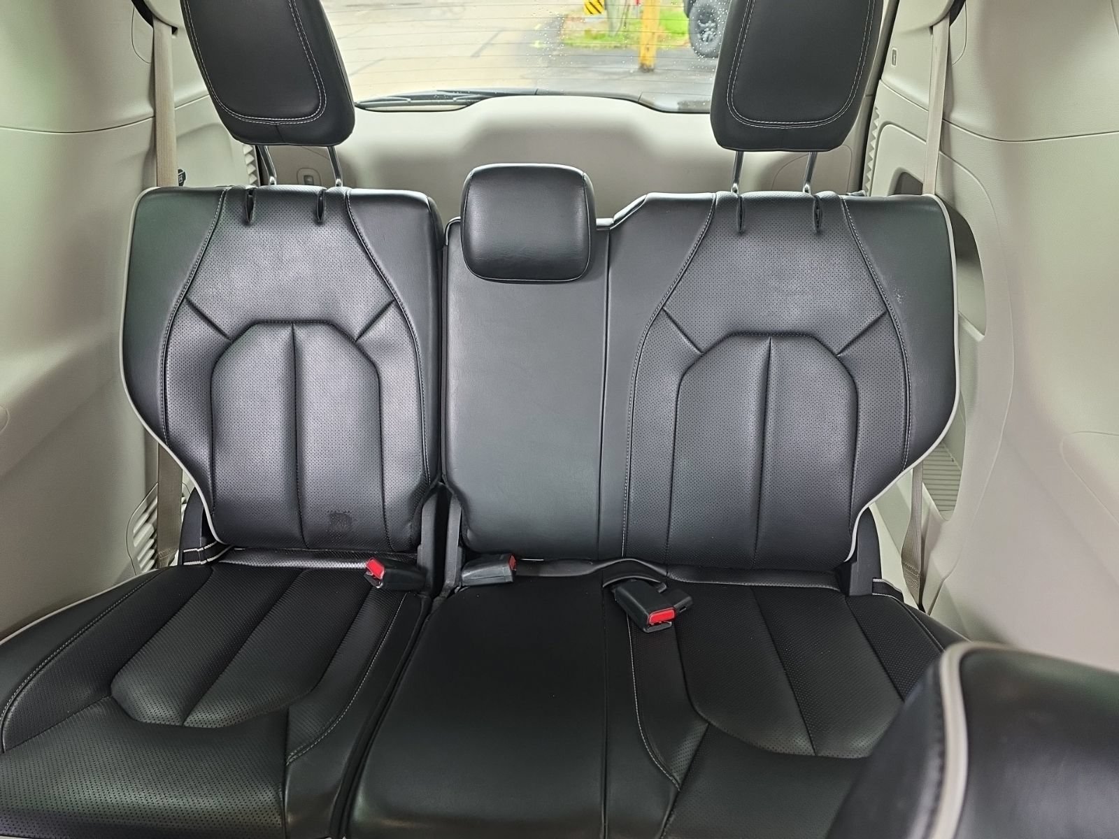Used 2023 Chrysler Pacifica Limited FWD image 10