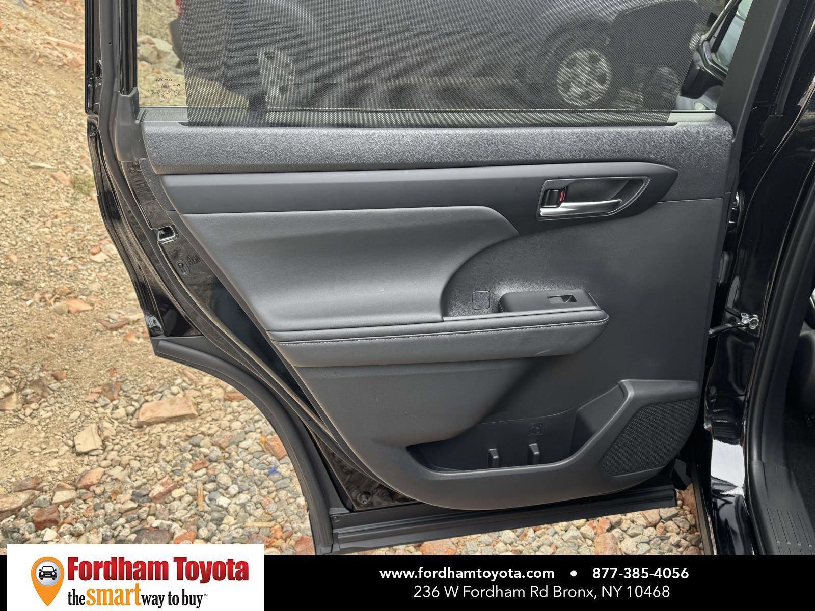 Used 2023 Toyota Highlander XLE image 11