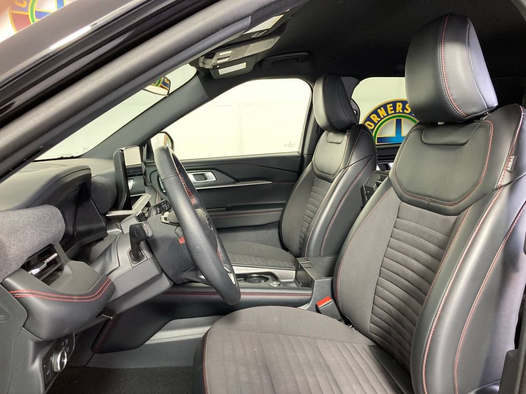 Used 2025 Ford Explorer ST-Line w/ ST-Line Street Pack AWD/4WD image 13