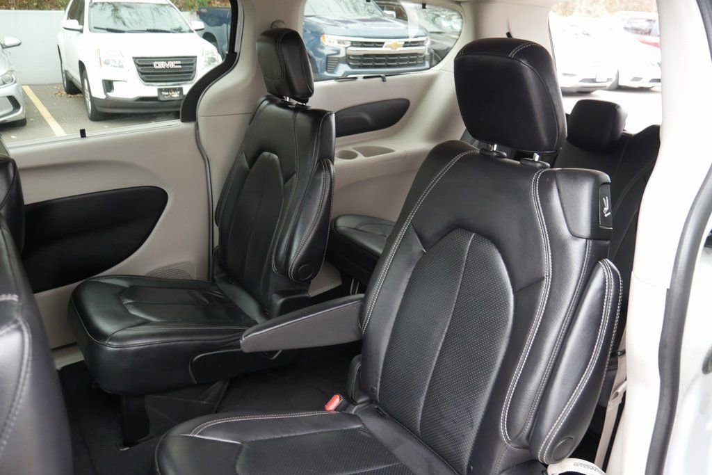 Used 2022 Chrysler Pacifica Touring-L image 26