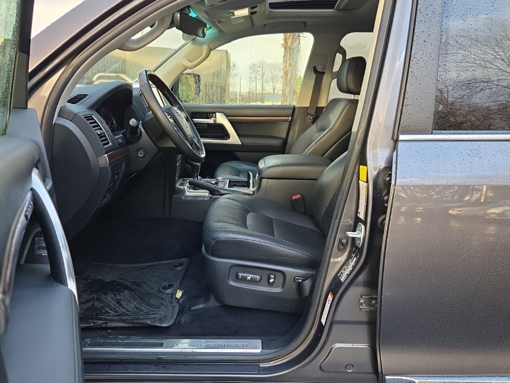 Used 2016 Toyota Land Cruiser image 4