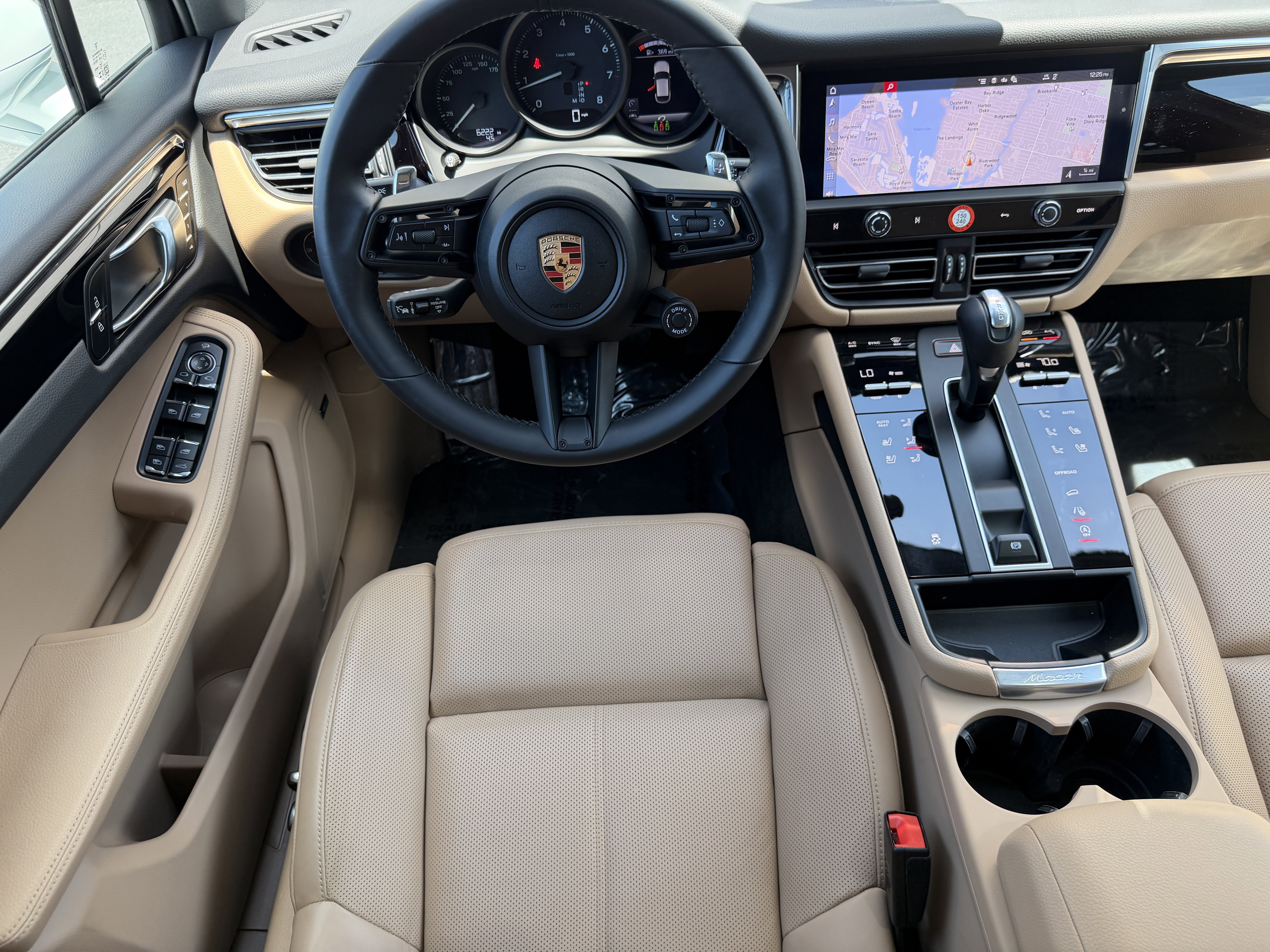 Certified 2025 Porsche Macan image 18