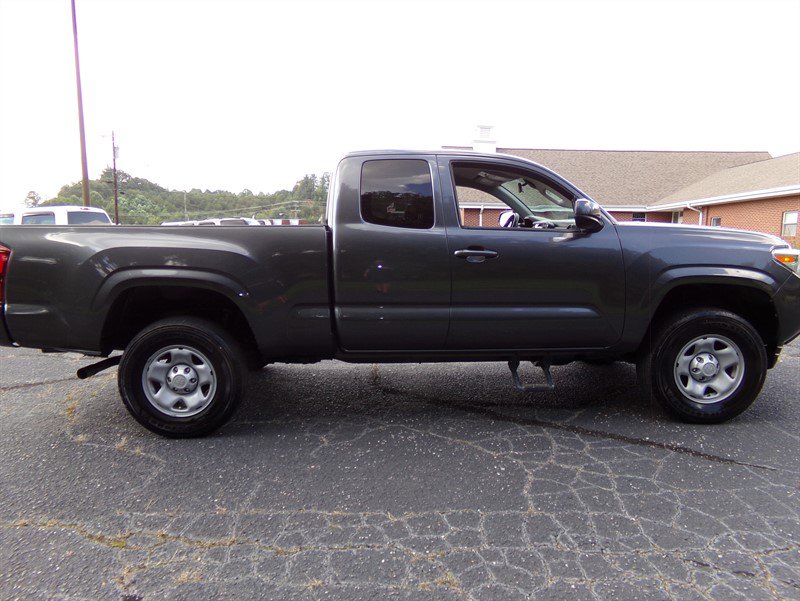 Used 2022 Toyota Tacoma SR5 image 3