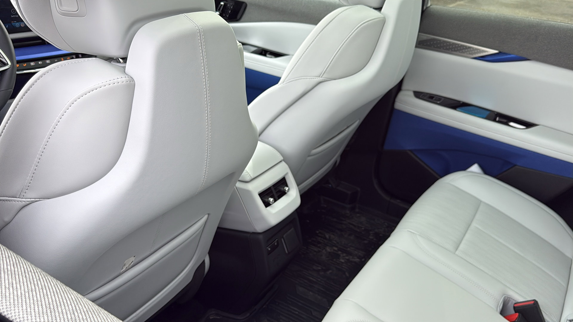 New 2026 Cadillac Optiq Luxury 2 image 30