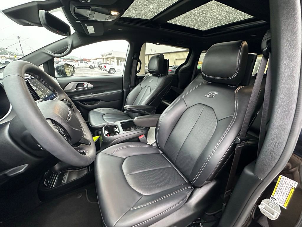 Used 2024 Chrysler Pacifica Touring-L w/ Uconnect Theater Family Group image 13