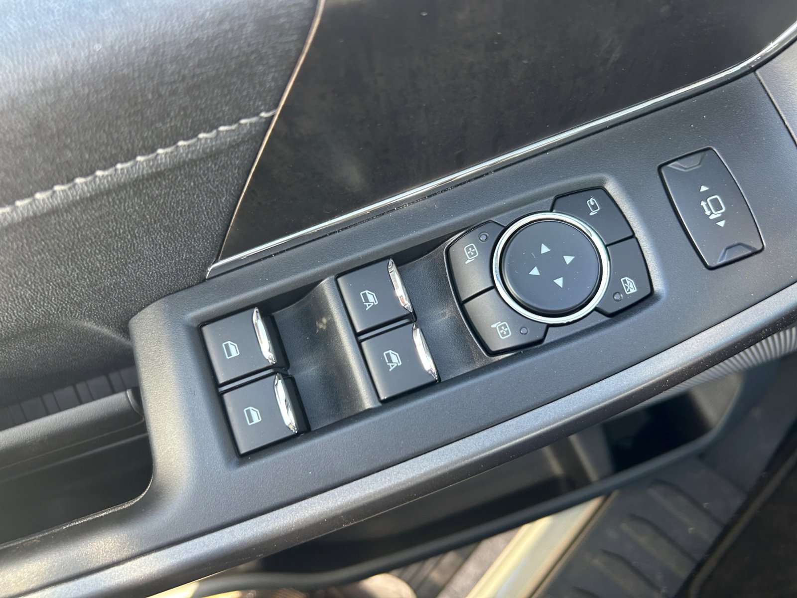 New 2025 Ford F250 Lariat w/ Lariat Ultimate Package image 16