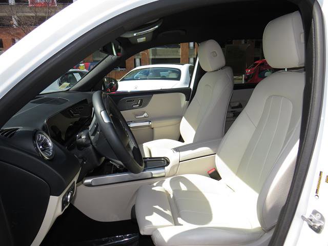 Used 2025 Mercedes-Benz GLB 250 4MATIC image 19