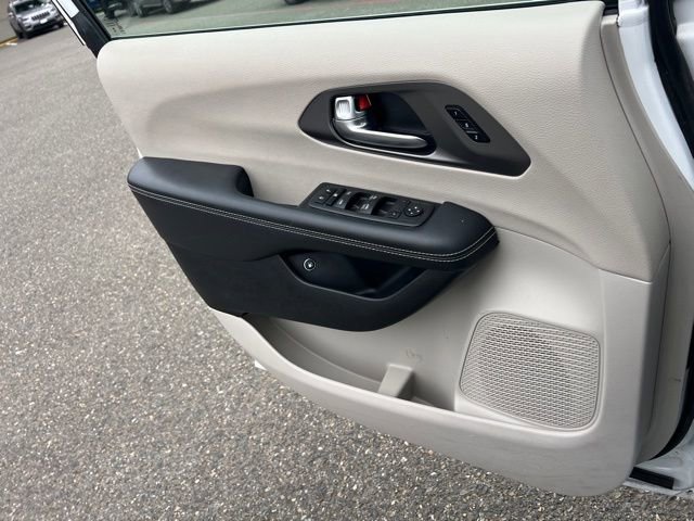 Used 2024 Chrysler Pacifica Select image 19