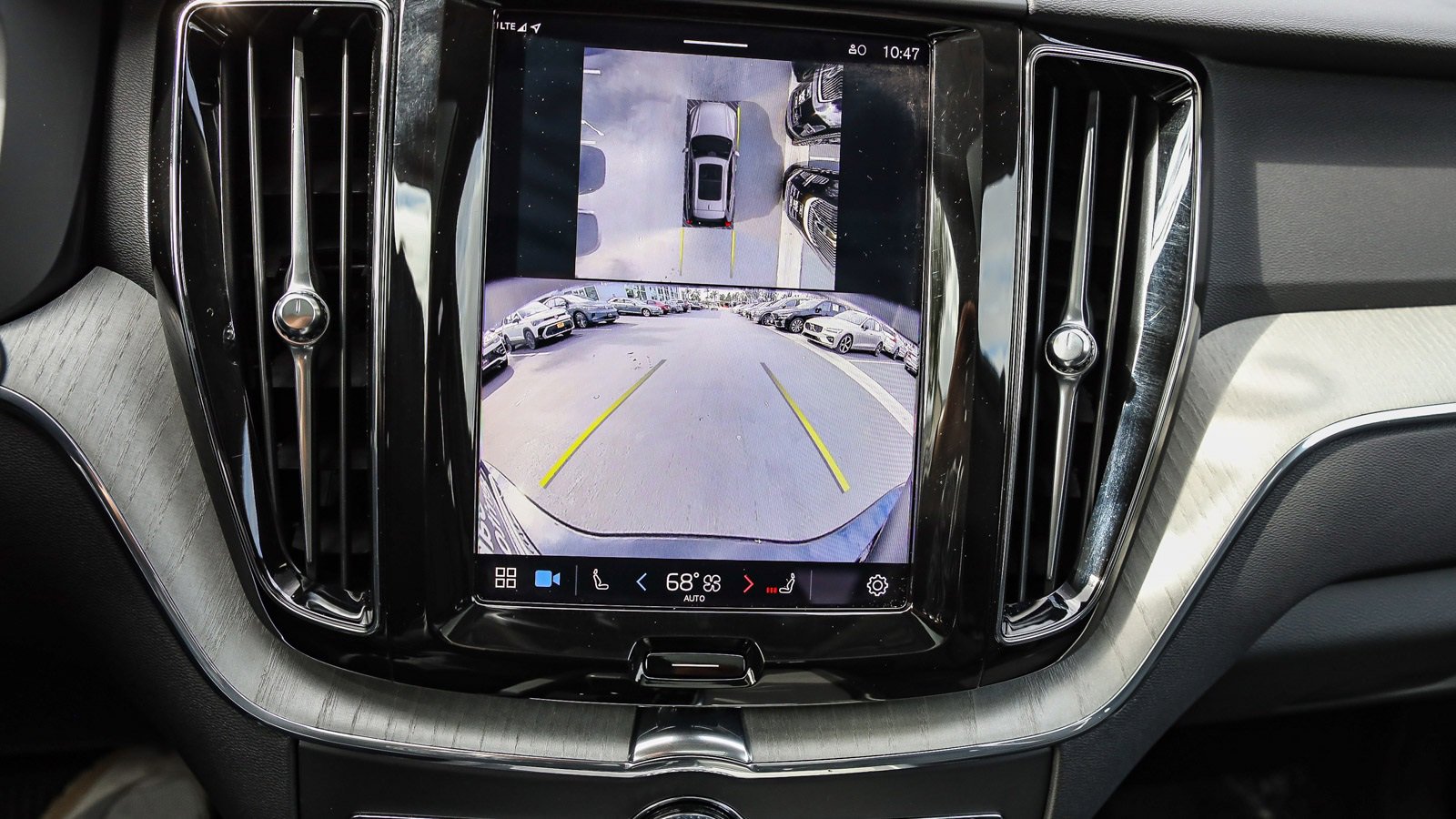 Used 2025 Volvo XC60 B5 Plus image 26