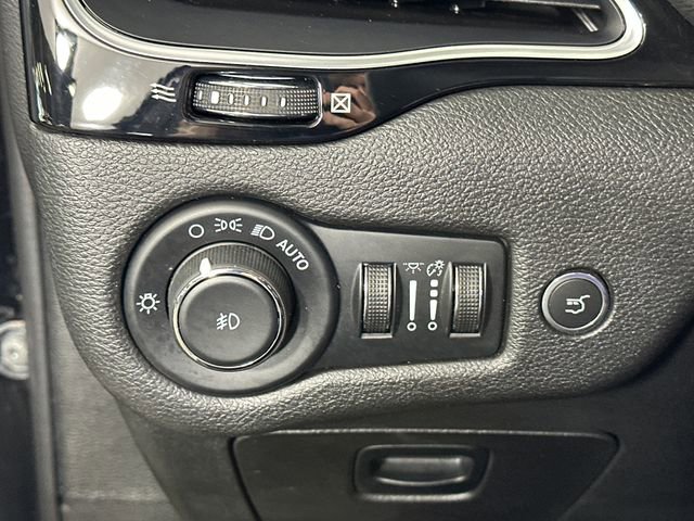 Used 2023 Jeep Cherokee Altitude Lux AWD/4WD image 19