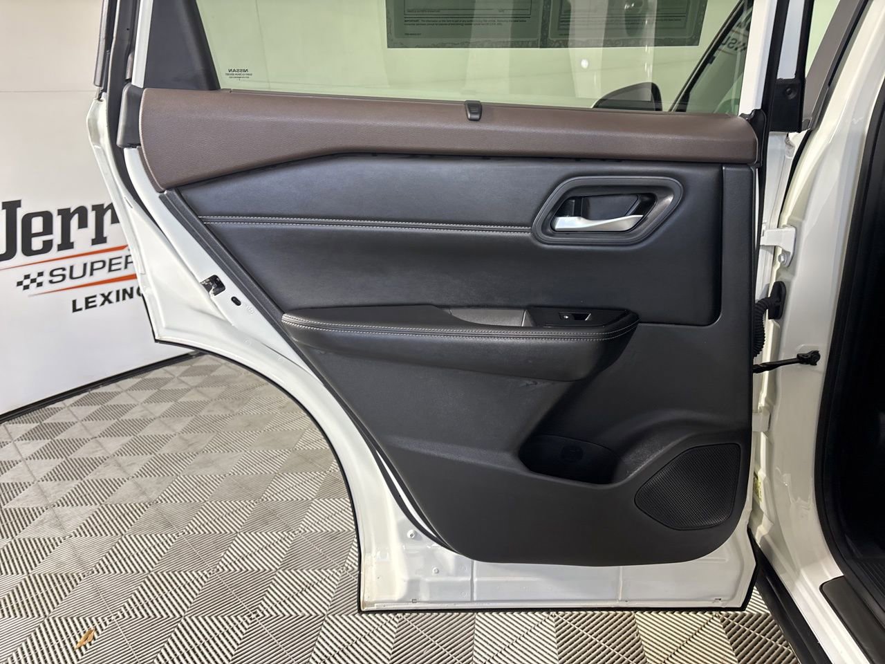 Used 2023 Nissan Rogue SV w/ SV Premium B Package image 22