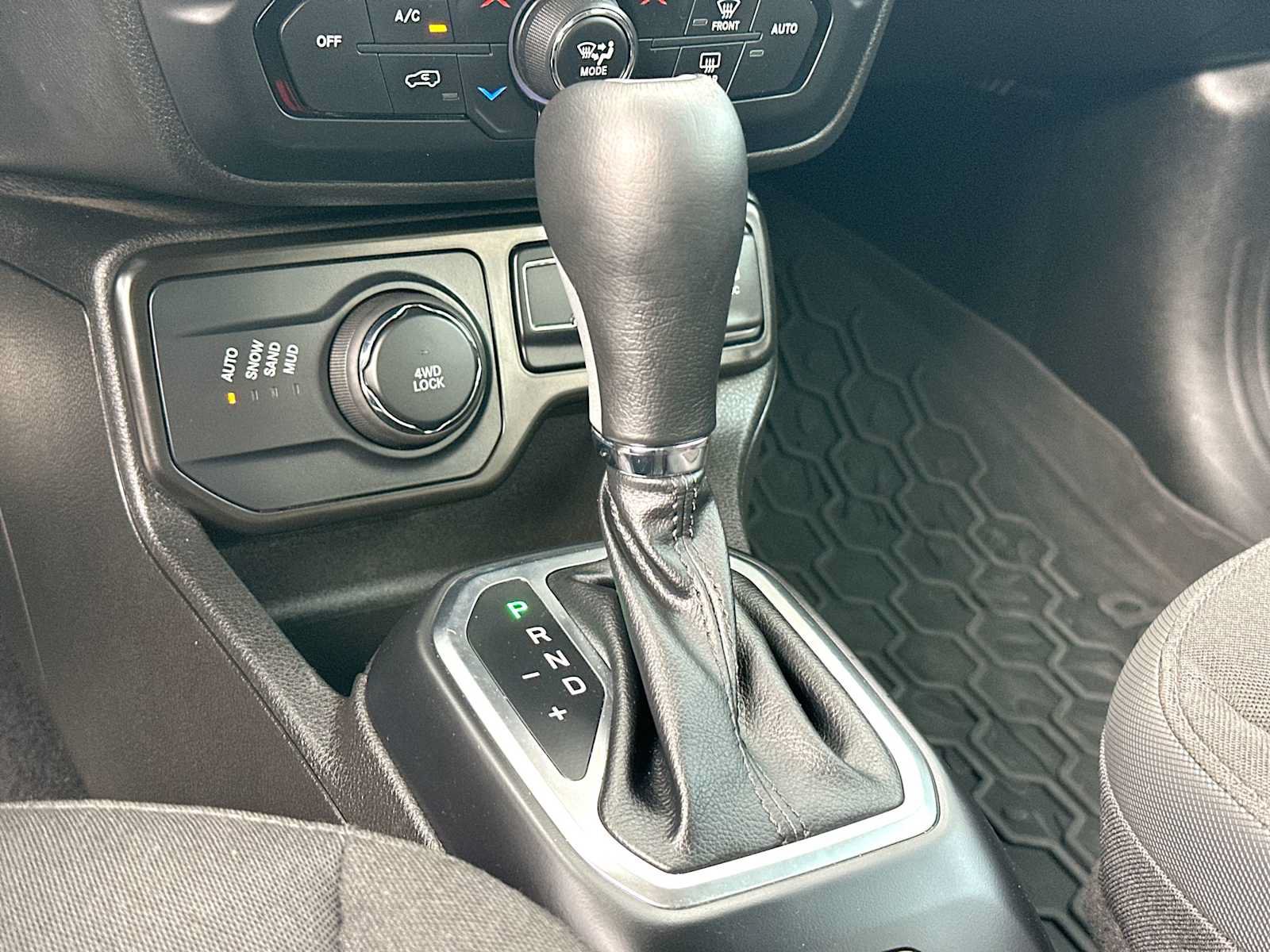 Used 2023 Jeep Renegade Latitude AWD/4WD image 21